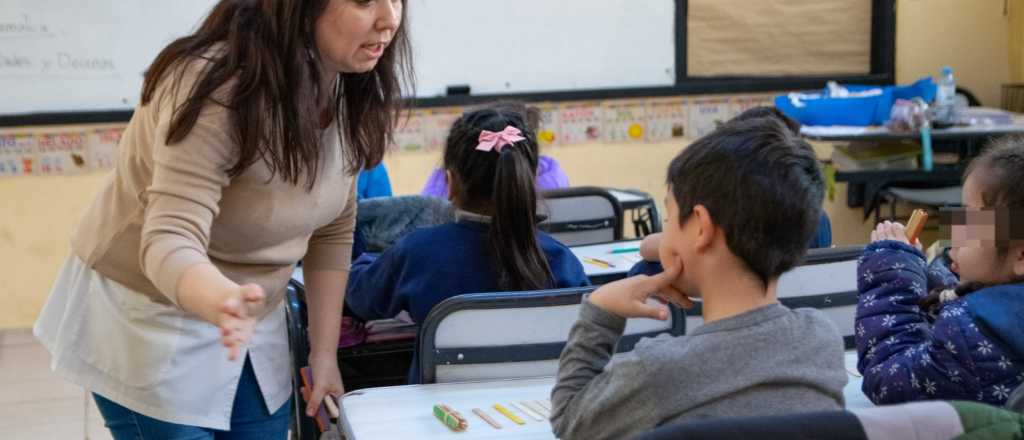 Los docentes de Mendoza podrán dar más horas de clases por semana