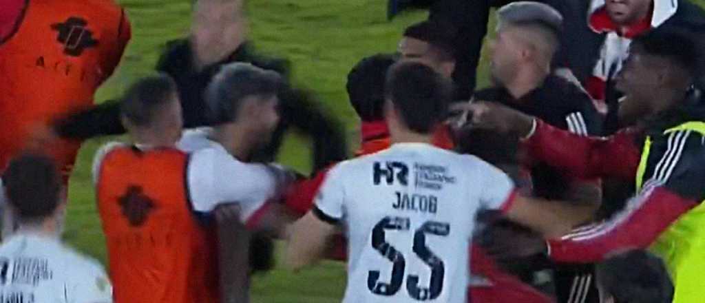 Video: Newell's y Riestra terminaron a las trompadas