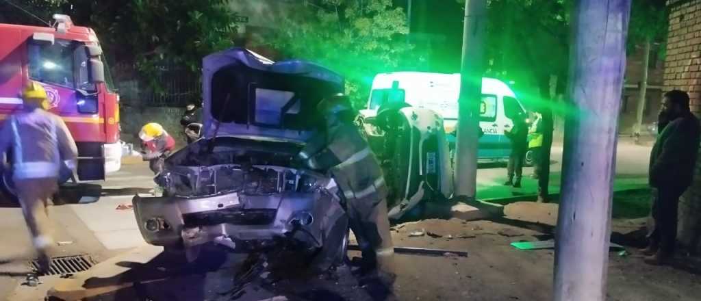 No respetó el disco Pare, chocó con una camioneta y volcó en Guaymallén