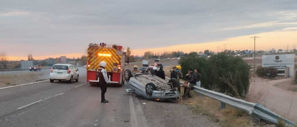 Perdió el control de su auto y volcó sobre el Acceso Este
