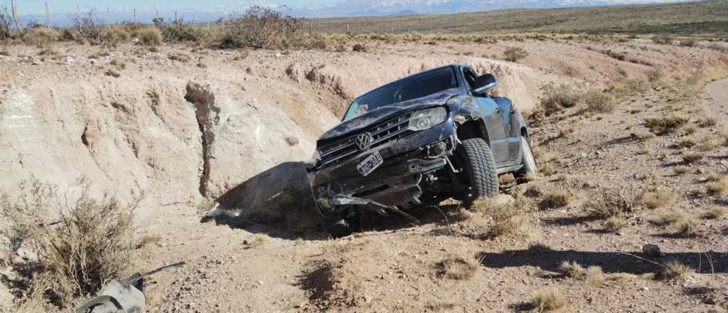 Impresionante vuelco de una Amarok en San Rafael dejó tres personas heridas