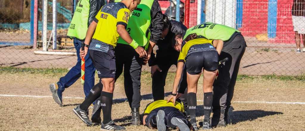 Escándalo: un jugador de Rodeo del Medio noqueó a un árbitro de dos piñas