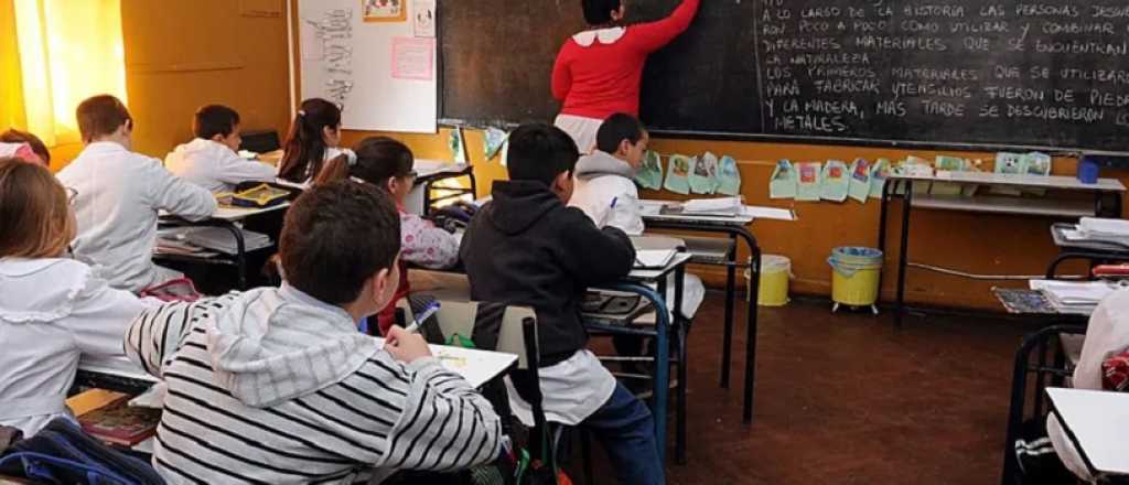 Folletos de casinos en escuelas y niños de primaria apostando