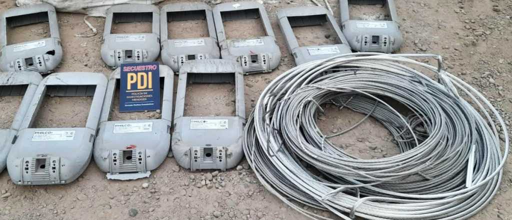 Encontraron luminarias y cables robados en un galpón de Maipú