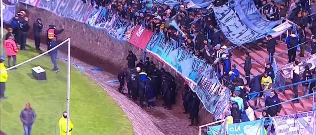 Un hincha de Temperley cayó a la fosa del Malvinas y está en terapia 