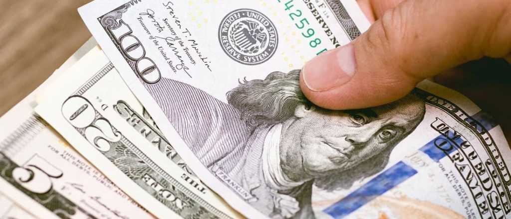 Sube el dólar blue en el arranque de la semana: ¿a cuánto cotiza?