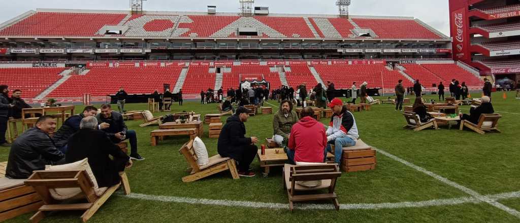 Un asado en el césped de la cancha del Rojo desató la furia de los hinchas