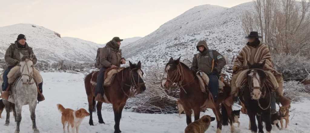 Rescataron entre la nieve a un hombre que se había extraviado en la montaña