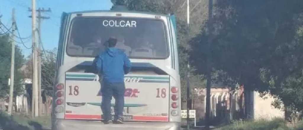 Grabaron a tres jóvenes colgados de un micro en Mendoza