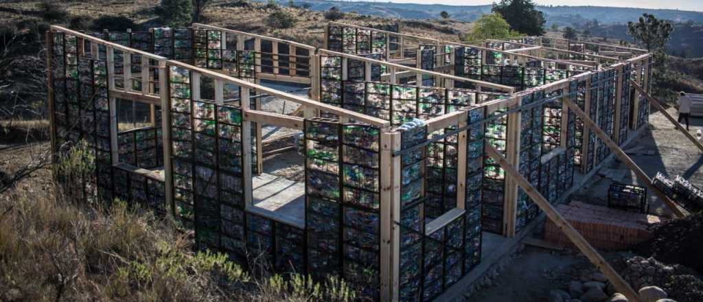 Así son las construcciones con plásticos que se levantan en Mendoza