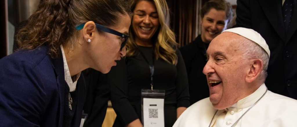 La Peque Pareto le robó una sonrisa al Papa con un particular regalo