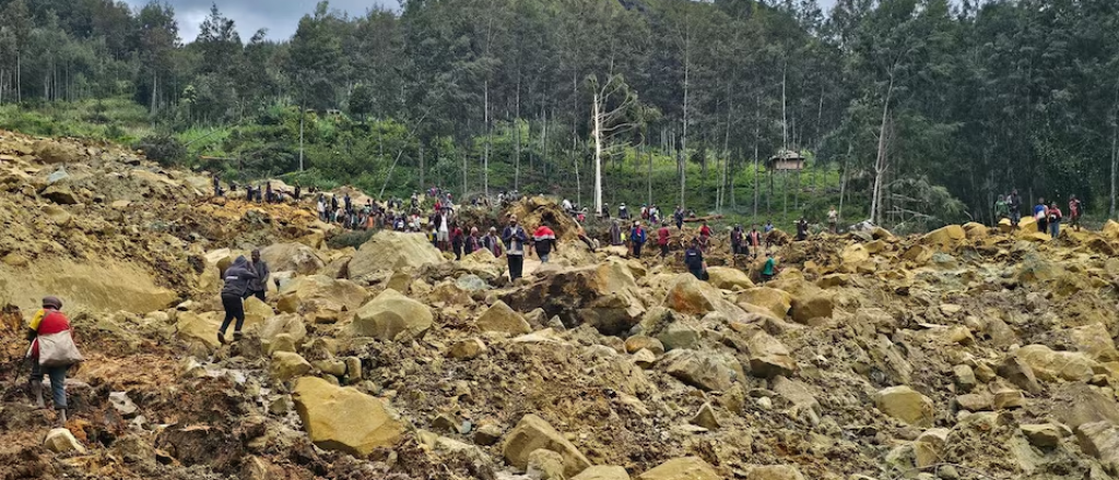 Más de 300 personas sepultadas por un deslizamiento de tierra