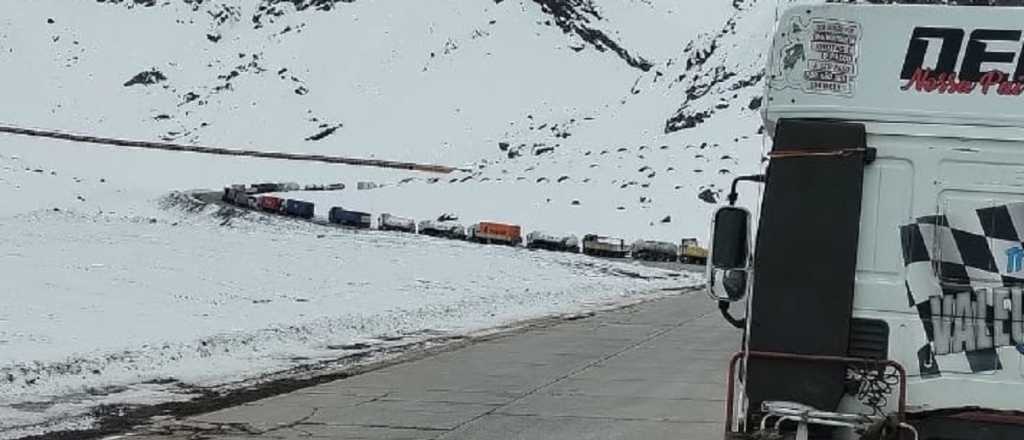 Luego de la nevada y con el Paso abierto, una fila de camiones avanza a Chile