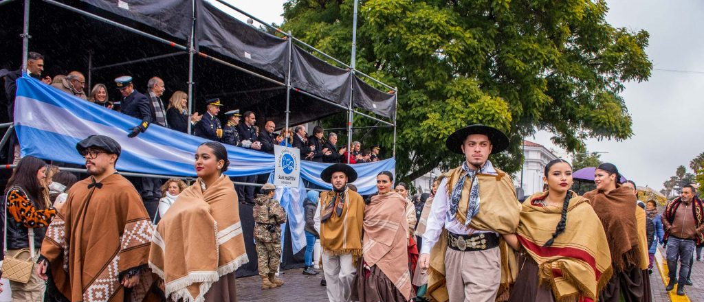 A pesar del frío y la llovizna, San Martín tuvo su desfile patrio