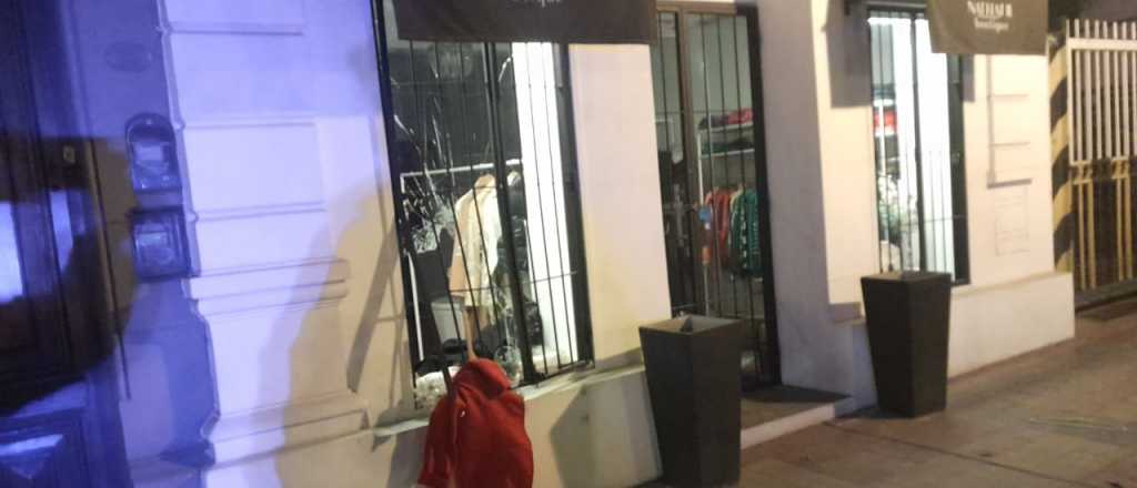 Robaron en una tienda de ropa en pleno centro y los atraparon