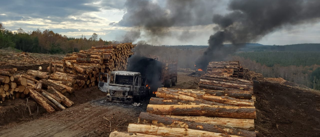 Atentado en Chile: encapuchados queman camiones y máquinas forestales