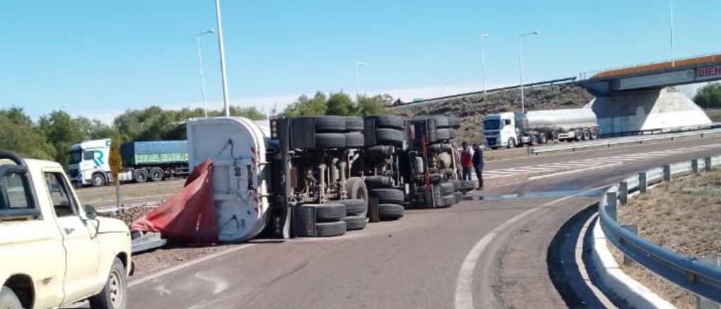 Volcó un camión cargado con papas en la ruta 7, a la altura de Santa Rosa