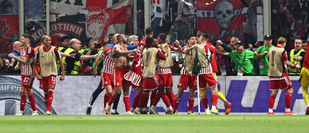 Con dos agentinos, Olympiacos gritó campeón de la Conference League