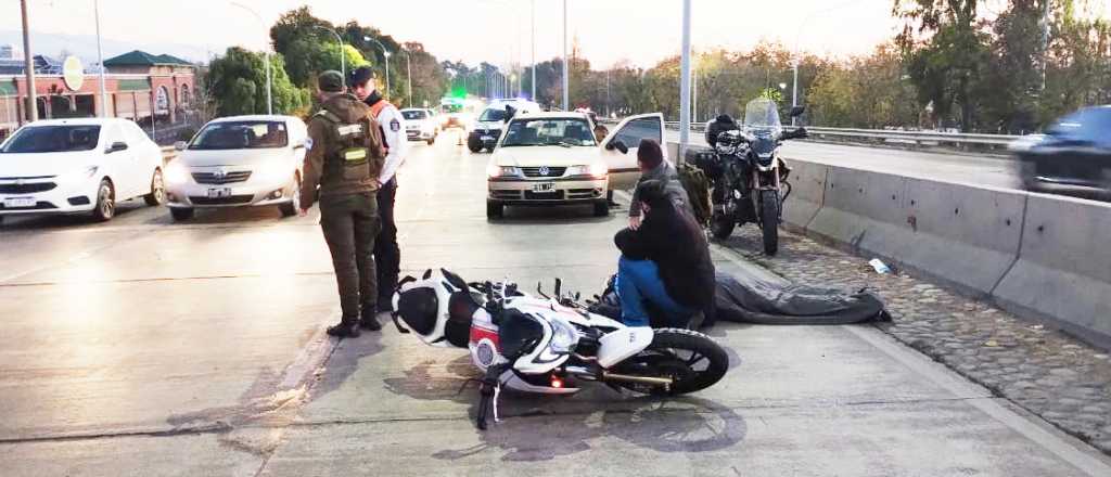 Un motociclista chocó en la Costanera y se fracturó una pierna