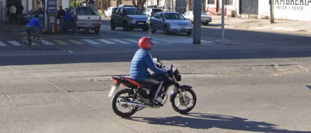 Manejaba por Las Heras y varios sujetos le robaron la moto