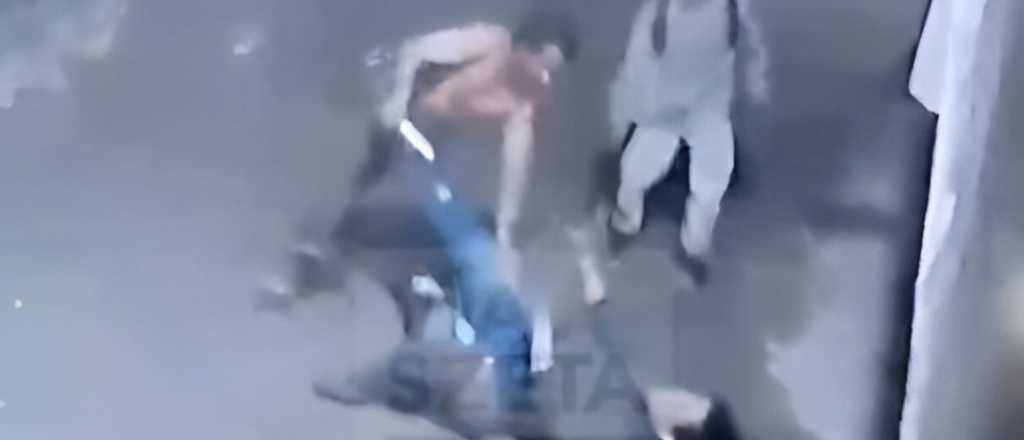 Video: intentó matar a su pareja con un cuchillo en medio de la calle