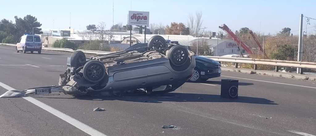 Volcó un auto en el Acceso Sur porque sus ocupantes irían peleando