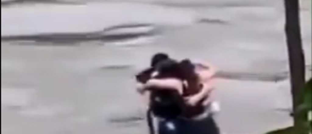 Video: tres jóvenes fueron arrastrados por la corriente en Italia