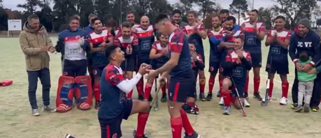 Video: un jugador de hockey le propuso matrimonio a su novio tras el partido