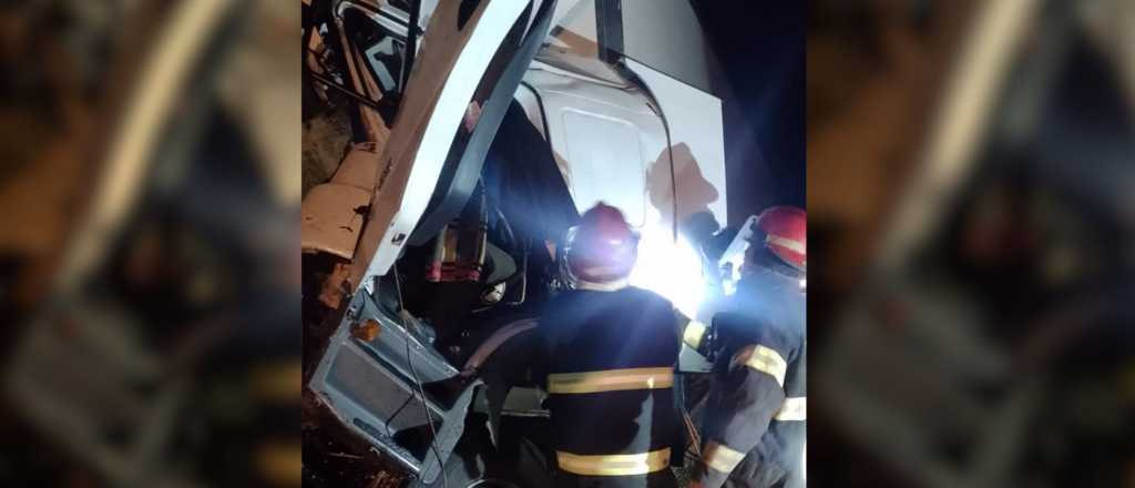 Choque de dos camiones en Desaguadero: un chofer tuvo que ser rescatado