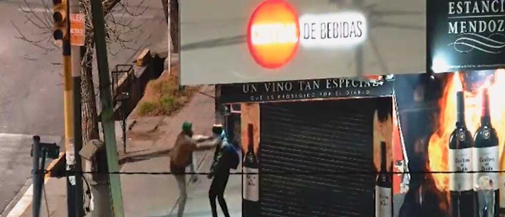 Video: atraparon a dos chicos robando en un Central de Bebidas