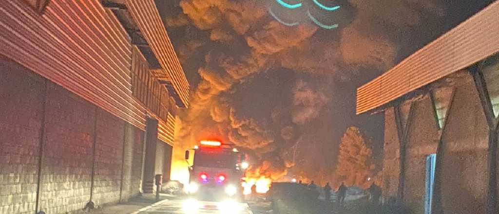 Un incendio consumió una empresa de reciclaje en el carril Rodríguez Peña