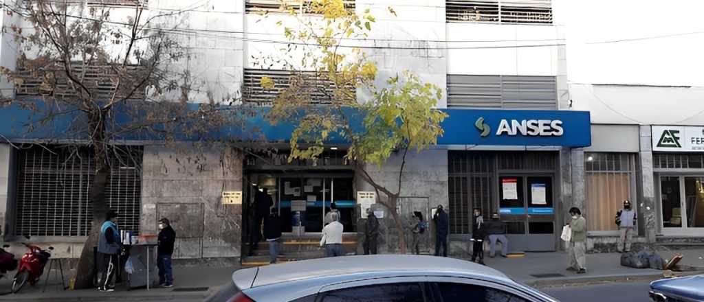 Venció el plazo y la sede central de Anses en Mendoza aún no paga