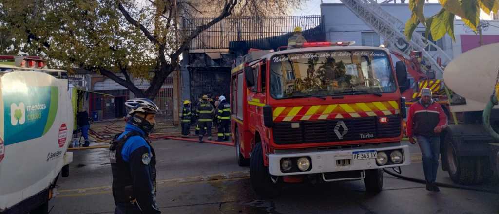 Se incendió un depósito de Zapata Goma en la entrada a la Ciudad