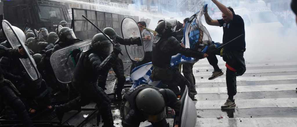 Fotos y videos de los enfrentamientos en las afueras del Congreso