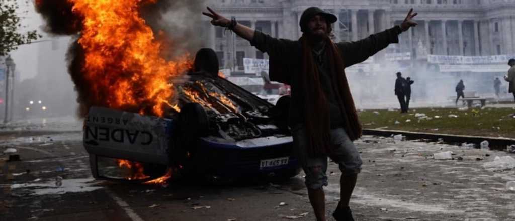 Video: piqueteros incendiaron el móvil de Cadena 3 frente al Congreso