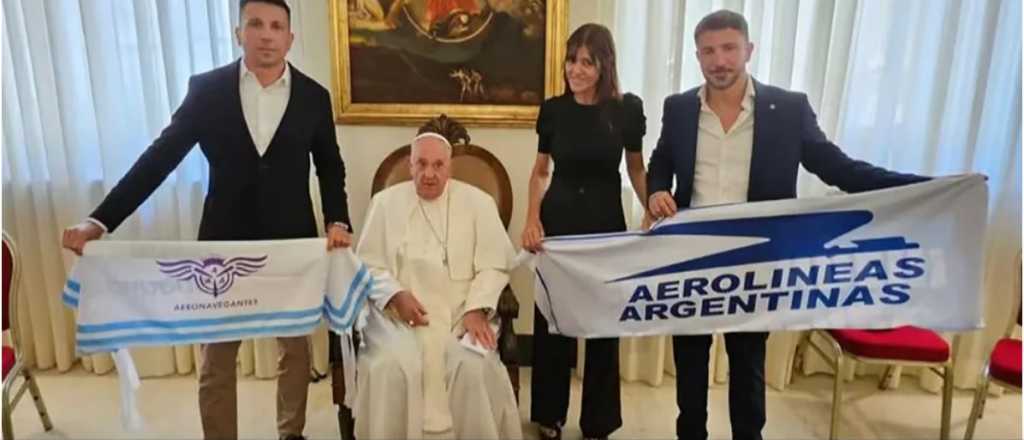 En defensa de Aerolíneas el Papa se fotografió con sindicalistas aéreos