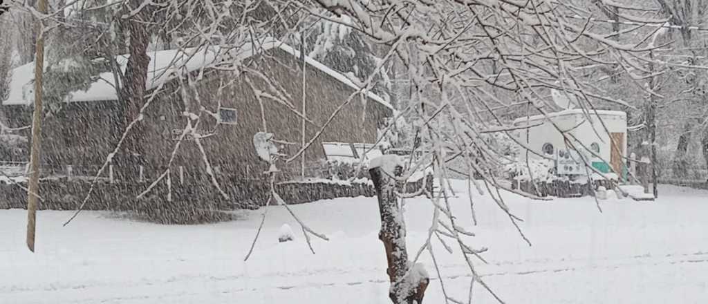 Nieva en la Cordillera y los pasos internacionales permanecen cerrados