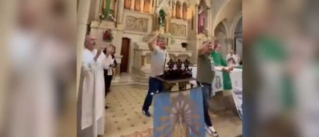Videos: curas y fieles cantaron la Marcha Peronista en una iglesia 