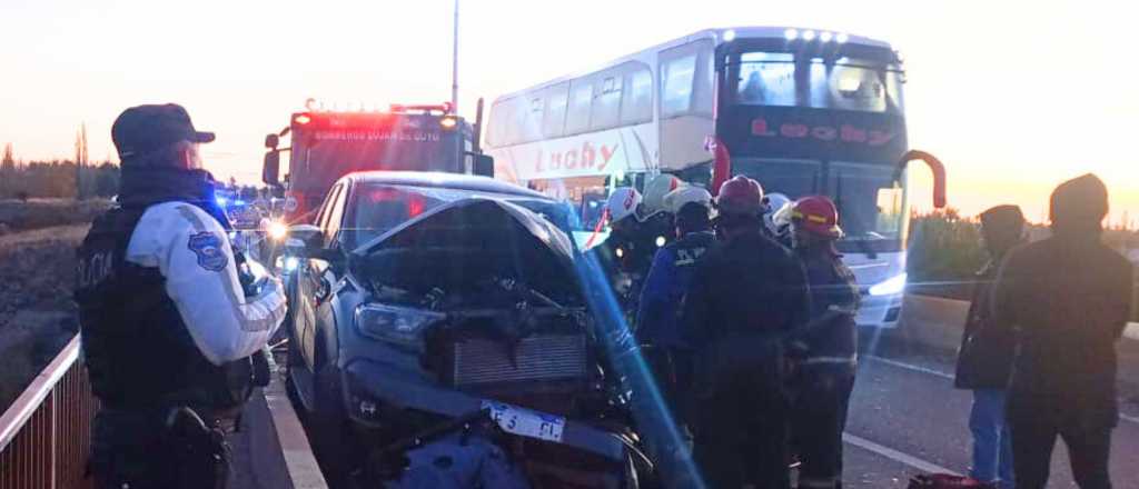 Un borracho chocó con su camioneta a un micro con turistas en Luján