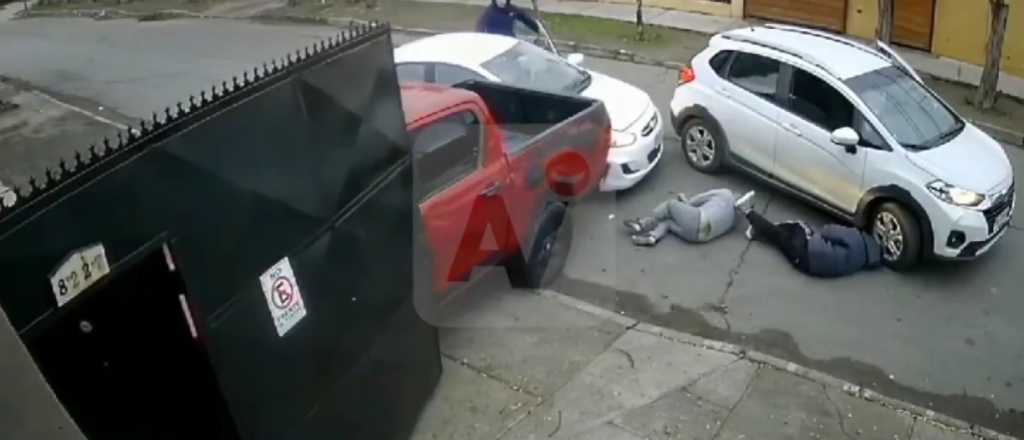 Video: un ladrón atropelló a su cómplice y a la víctima y los hizo volar