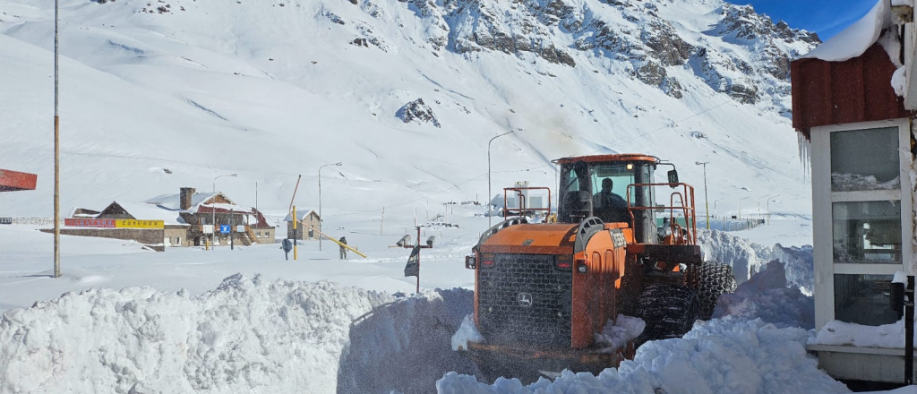 Seguirá cerrado el Cristo Redentor por las nevadas y asisten a camioneros