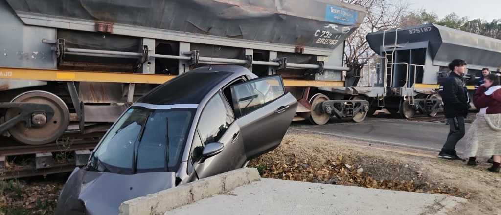 Un auto chocó con un tren y cayó a un zanjón en Maipú