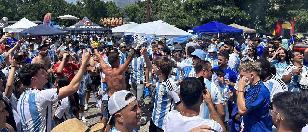 Videos: con choripanes, cumbia y cánticos, los argentinos coparon Atlanta