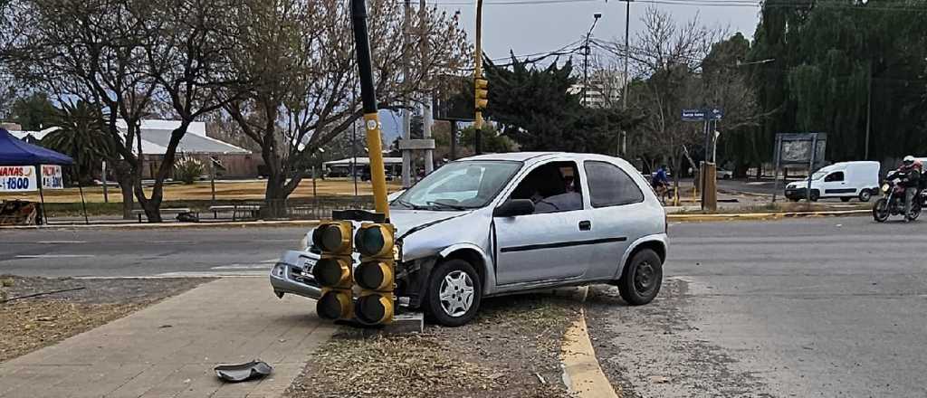 Chocaron con un semáforo y trataron de huir: el auto tenía pedido de captura