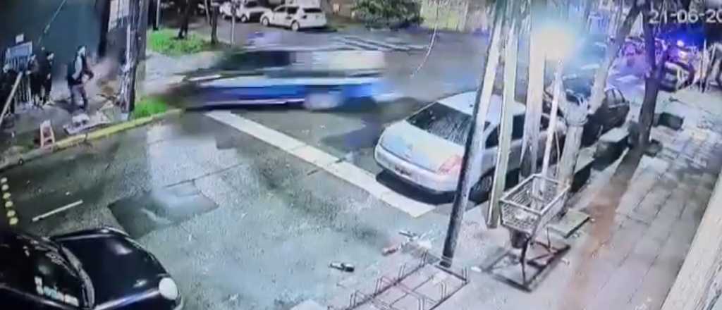 Video: un patrullero fuera de control atropelló y mató a un joven