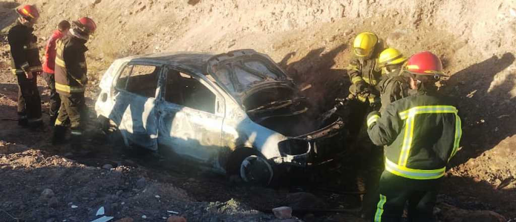 Le robaron e incendiaron en Godoy Cruz el auto que compró hace 9 meses