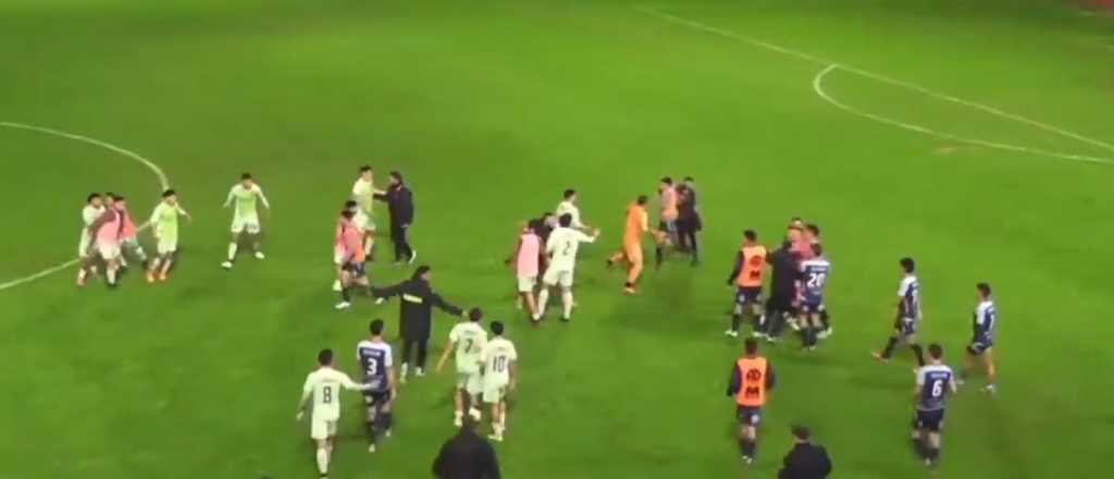 Videos: bestial pelea en el ascenso argentino con un fracturado y piñas