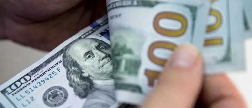 Tras llegar a $1.300, ¿a cuánto cierra la semana el dólar blue en Mendoza?