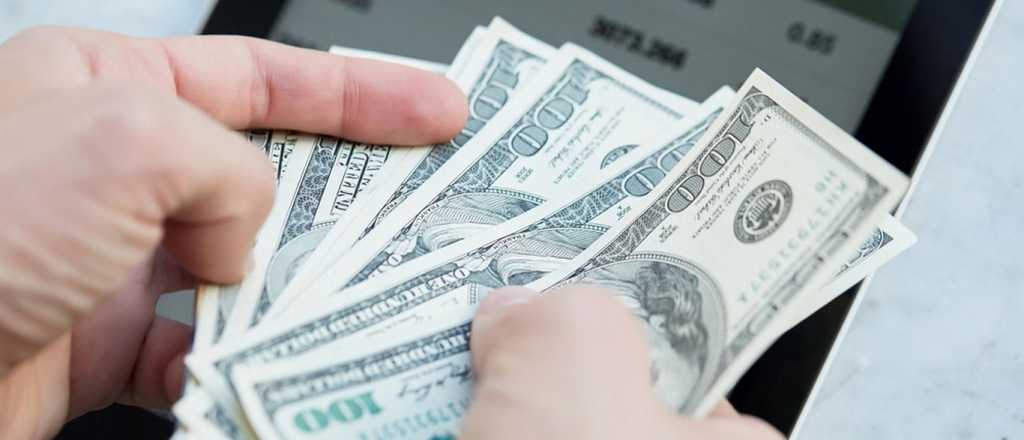 El dólar blue recortó la suba inicial y cerró este martes a $1.365