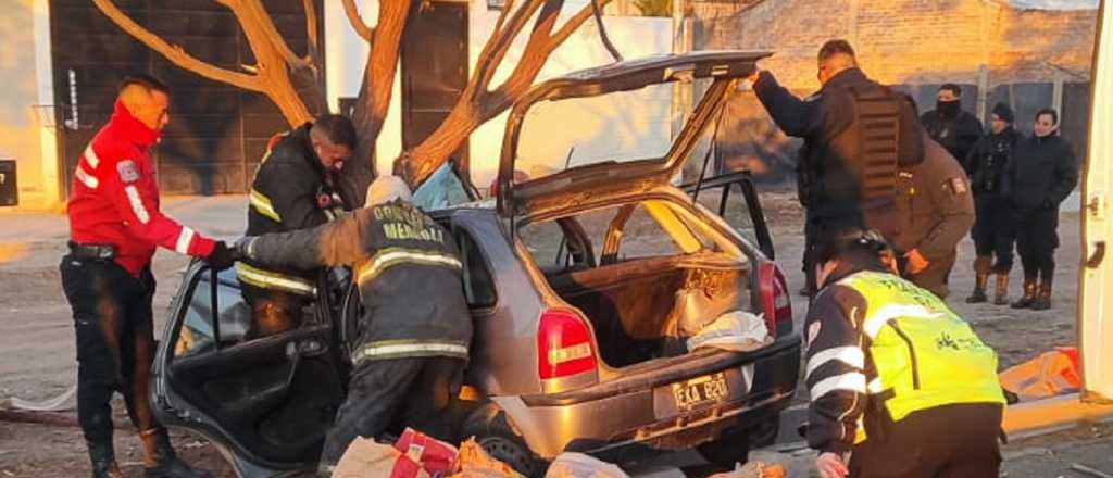 Perdió el dominio del auto y chocó contra un árbol en Maipú